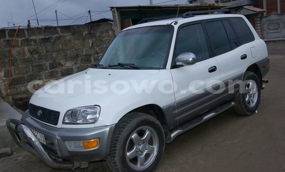 Sayi Na hannu Toyota RAV4 Azurfa Mota in Porto Novo a Benin Sayi Na hannu Toyota RAV4 Azurfa Mota in Porto Novo a Benin