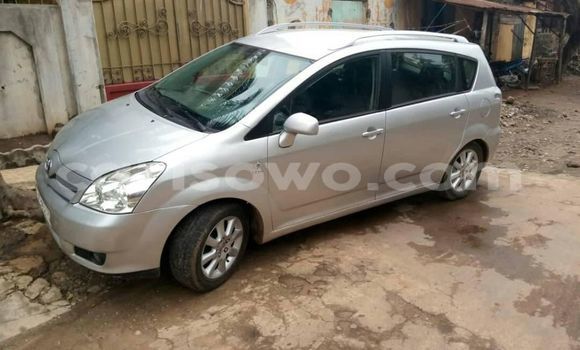 Sayi Na hannu Toyota Corolla Verso Azurfa Mota in Porto Novo a Benin