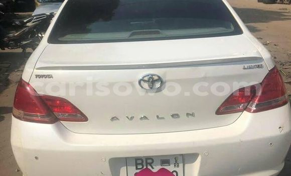 Ra Àlòkù Toyota Avalon funfun Ọkọ̀ in Porto Novo ni Benin