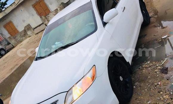 Ra Tuntun Toyota Camry funfun Ọkọ̀ in Cotonou ni Benin