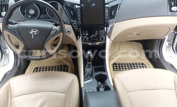 Ra Tuntun Hyundai Sonata funfun Ọkọ̀ in Cotonou ni Benin Ra Tuntun Hyundai Sonata funfun Ọkọ̀ in Cotonou ni Benin