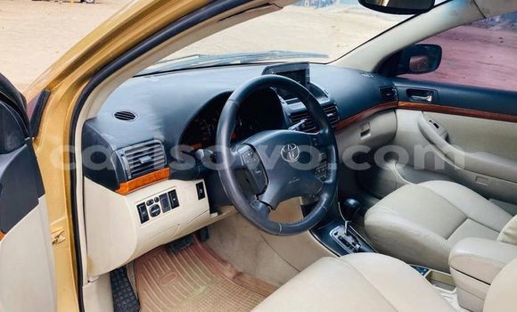 Sayi Na hannu Toyota Avensis Brown Mota in Cotonou a Benin Sayi Na hannu Toyota Avensis Brown Mota in Cotonou a Benin