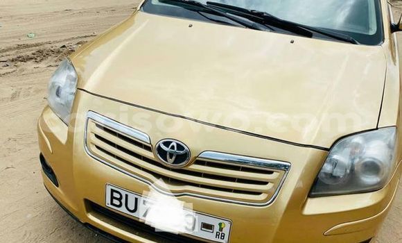 Sayi Na hannu Toyota Avensis Brown Mota in Cotonou a Benin Sayi Na hannu Toyota Avensis Brown Mota in Cotonou a Benin
