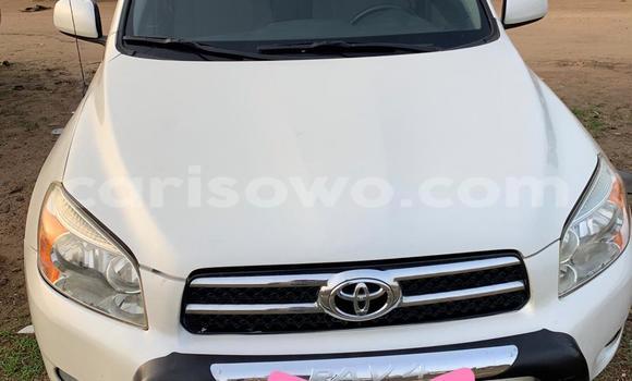 Ra Àlòkù Toyota RAV4 funfun Ọkọ̀ in Cotonou ni Benin
