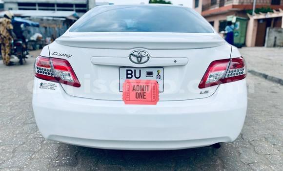 Ra Tuntun Toyota Camry funfun Ọkọ̀ in Cotonou ni Benin