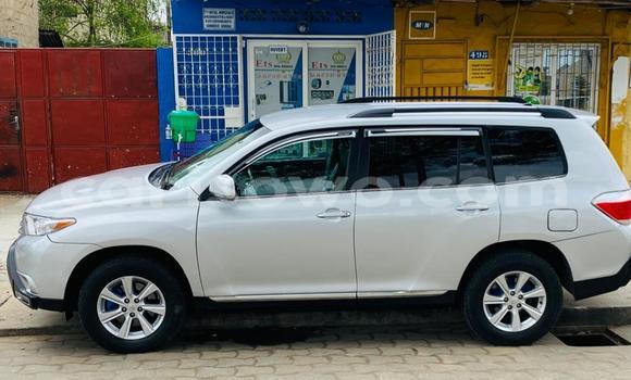 Ra Àlòkù Toyota Highlander Silver Ọkọ̀ in Cotonou ni Benin Ra Àlòkù Toyota Highlander Silver Ọkọ̀ in Cotonou ni Benin