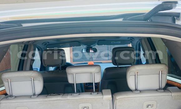 Ra Tuntun Mercedes-Benz ML–Class funfun Ọkọ̀ in Cotonou ni Benin Ra Tuntun Mercedes-Benz ML–Class funfun Ọkọ̀ in Cotonou ni Benin