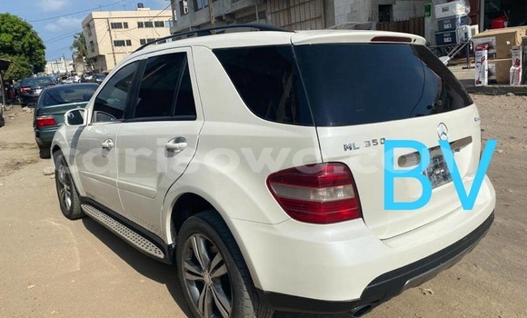 Ra Tuntun Mercedes-Benz ML–Class funfun Ọkọ̀ in Cotonou ni Benin Ra Tuntun Mercedes-Benz ML–Class funfun Ọkọ̀ in Cotonou ni Benin