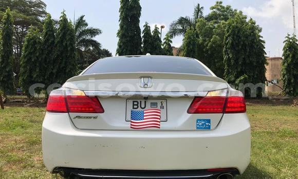 Ra Tuntun Honda Accord funfun Ọkọ̀ in Cotonou ni Benin Ra Tuntun Honda Accord funfun Ọkọ̀ in Cotonou ni Benin