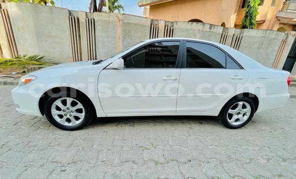 Ra Tuntun Toyota Camry funfun Ọkọ̀ in Cotonou ni Benin Ra Tuntun Toyota Camry funfun Ọkọ̀ in Cotonou ni Benin