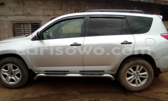 Sayi Na hannu Toyota RAV4 Azurfa Mota in Abomey a Benin
