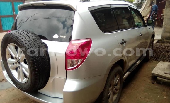 Ra Àlòkù Toyota RAV4 Silver Ọkọ̀ in Abomey ni Benin Ra Àlòkù Toyota RAV4 Silver Ọkọ̀ in Abomey ni Benin