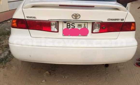 Ra Àlòkù Toyota Camry funfun Ọkọ̀ in Cotonou ni Benin