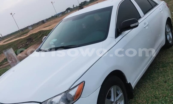 Ra Àlòkù Toyota Camry funfun Ọkọ̀ in Cotonou ni Benin Ra Àlòkù Toyota Camry funfun Ọkọ̀ in Cotonou ni Benin
