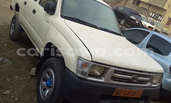 Ra Àlòkù Toyota Hilux funfun Ọkọ̀ in Cotonou ni Benin Ra Àlòkù Toyota Hilux funfun Ọkọ̀ in Cotonou ni Benin