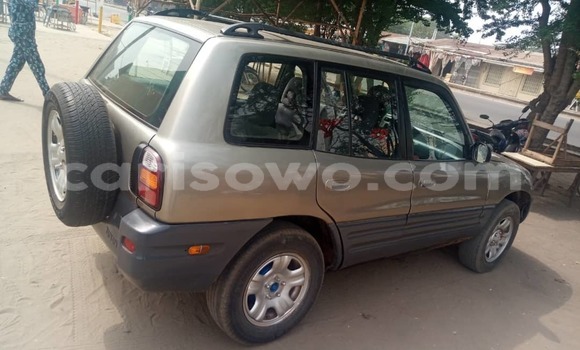 Ra Àlòkù Toyota RAV4 Silver Ọkọ̀ in Cotonou ni Benin Ra Àlòkù Toyota RAV4 Silver Ọkọ̀ in Cotonou ni Benin