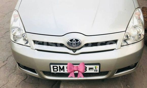 Ra Àlòkù Toyota Corolla Verso Silver Ọkọ̀ in Abomey ni Benin