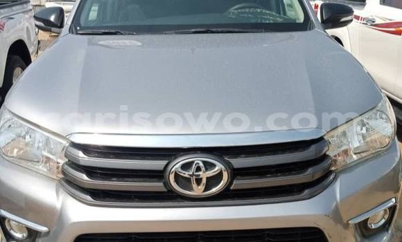 Sayi Na hannu Toyota Hilux White Mota in Abomey a Benin
