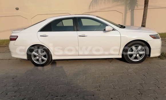 Sayi Na hannu Toyota Camry White Mota in Abomey a Benin