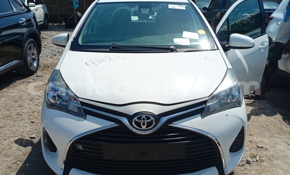 Ra Àlòkù Toyota Yaris funfun Ọkọ̀ in Cotonou ni Benin