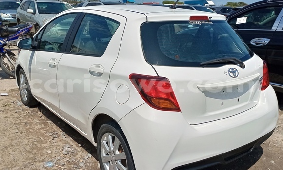Sayi Na hannu Toyota Yaris White Mota in Cotonou a Benin Sayi Na hannu Toyota Yaris White Mota in Cotonou a Benin