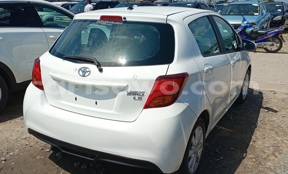 Sayi Na hannu Toyota Yaris White Mota in Cotonou a Benin Sayi Na hannu Toyota Yaris White Mota in Cotonou a Benin