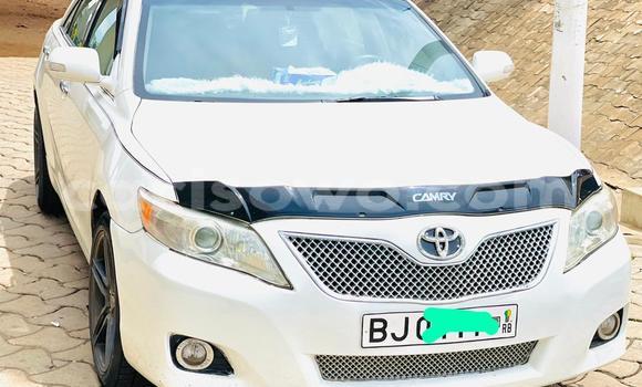 Ra Àlòkù Toyota Camry funfun Ọkọ̀ in Cotonou ni Benin