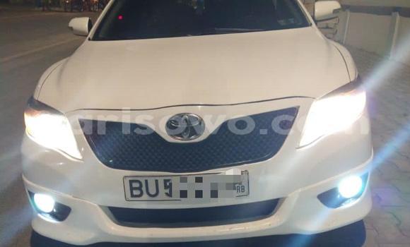 Ra Tuntun Toyota Camry funfun Ọkọ̀ in Cotonou ni Benin