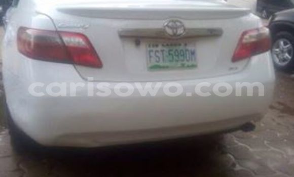 Ra Àlòkù Toyota Camry funfun Ọkọ̀ in Cotonou ni Benin Ra Àlòkù Toyota Camry funfun Ọkọ̀ in Cotonou ni Benin