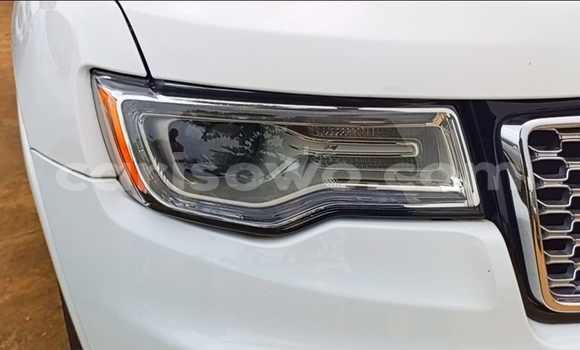 Ra Àlòkù Jeep Grand Cherokee funfun Ọkọ̀ in Cotonou ni Benin Ra Àlòkù Jeep Grand Cherokee funfun Ọkọ̀ in Cotonou ni Benin