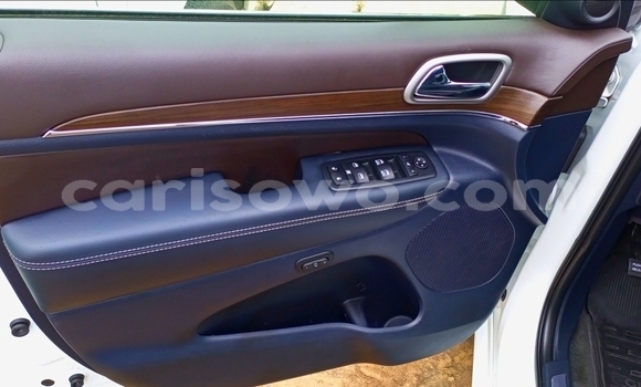 Ra Àlòkù Jeep Grand Cherokee funfun Ọkọ̀ in Cotonou ni Benin Ra Àlòkù Jeep Grand Cherokee funfun Ọkọ̀ in Cotonou ni Benin