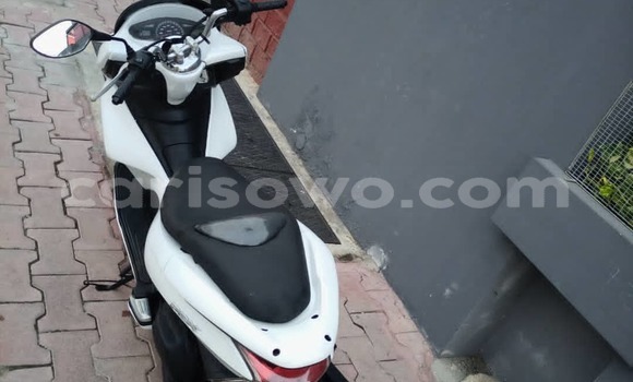 Acheter Occasion Moto Honda PCX Blanc à Abomey Calavi, Benin Acheter Occasion Moto Honda PCX Blanc à Abomey Calavi, Benin