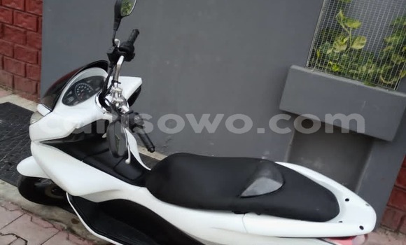 Acheter Occasion Moto Honda PCX Blanc à Abomey Calavi, Benin Acheter Occasion Moto Honda PCX Blanc à Abomey Calavi, Benin