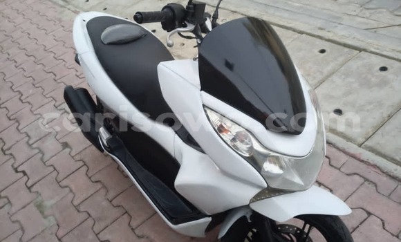 Acheter Occasion Moto Honda PCX Blanc à Abomey Calavi, Benin Acheter Occasion Moto Honda PCX Blanc à Abomey Calavi, Benin