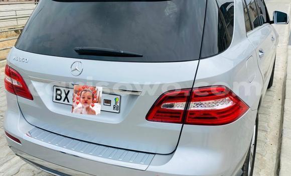 Sayi Na hannu Mercedes-Benz ML–Class Azurfa Mota in Cotonou a Benin Sayi Na hannu Mercedes-Benz ML–Class Azurfa Mota in Cotonou a Benin