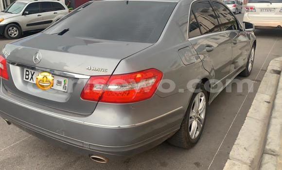 Sayi Na hannu Mercedes-Benz E-Classe Azurfa Mota in Abomey Calavi a Benin Sayi Na hannu Mercedes-Benz E-Classe Azurfa Mota in Abomey Calavi a Benin