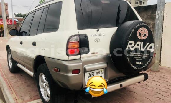 Sayi Na hannu Toyota RAV4 White Mota in Abomey Calavi a Benin Sayi Na hannu Toyota RAV4 White Mota in Abomey Calavi a Benin