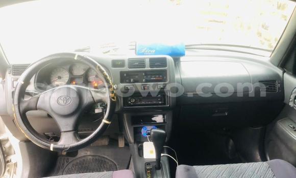 Sayi Na hannu Toyota RAV4 White Mota in Abomey Calavi a Benin Sayi Na hannu Toyota RAV4 White Mota in Abomey Calavi a Benin