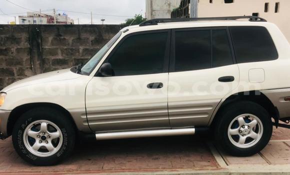 Sayi Na hannu Toyota RAV4 White Mota in Abomey Calavi a Benin Sayi Na hannu Toyota RAV4 White Mota in Abomey Calavi a Benin