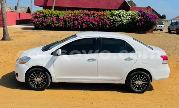 Ra Àlòkù Toyota Yaris funfun Ọkọ̀ in Cotonou ni Benin Ra Àlòkù Toyota Yaris funfun Ọkọ̀ in Cotonou ni Benin