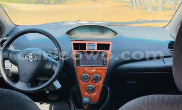 Ra Àlòkù Toyota Yaris funfun Ọkọ̀ in Cotonou ni Benin Ra Àlòkù Toyota Yaris funfun Ọkọ̀ in Cotonou ni Benin