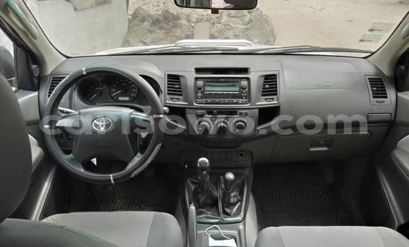 Ra Àlòkù Toyota Hilux funfun Ọkọ̀ in Cotonou ni Benin Ra Àlòkù Toyota Hilux funfun Ọkọ̀ in Cotonou ni Benin