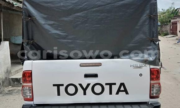 Ra Àlòkù Toyota Hilux funfun Ọkọ̀ in Cotonou ni Benin Ra Àlòkù Toyota Hilux funfun Ọkọ̀ in Cotonou ni Benin