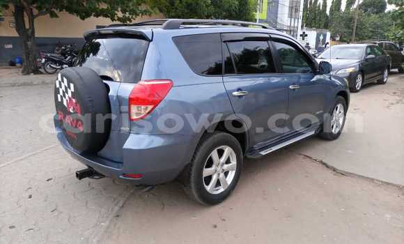 Sayi Na hannu Toyota RAV4 Blue Mota in Abomey Calavi a Benin