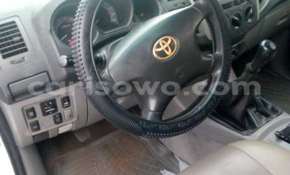 Sayi Na hannu Toyota Hilux White Mota in Cotonou a Benin Sayi Na hannu Toyota Hilux White Mota in Cotonou a Benin