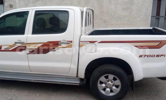 Sayi Na hannu Toyota Hilux White Mota in Cotonou a Benin Sayi Na hannu Toyota Hilux White Mota in Cotonou a Benin