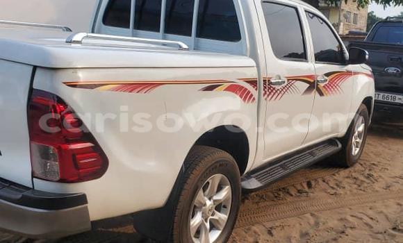 Sayi Na hannu Toyota Hilux White Mota in Cotonou a Benin