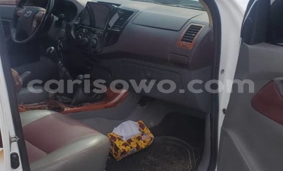 Ra Àlòkù Toyota Hilux funfun Ọkọ̀ in Cotonou ni Benin Ra Àlòkù Toyota Hilux funfun Ọkọ̀ in Cotonou ni Benin