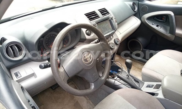 Ra Àlòkù Toyota RAV4 Blue Ọkọ̀ in Cotonou ni Benin Ra Àlòkù Toyota RAV4 Blue Ọkọ̀ in Cotonou ni Benin