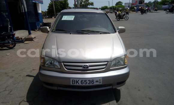 Sayi Na hannu Toyota Sienna Brown Mota in Cotonou a Benin Sayi Na hannu Toyota Sienna Brown Mota in Cotonou a Benin